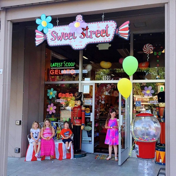 Улица сладкого. Улица сладкого. Candy shop стеллаж. Пушкина, 10 фото. Улица сладкого.