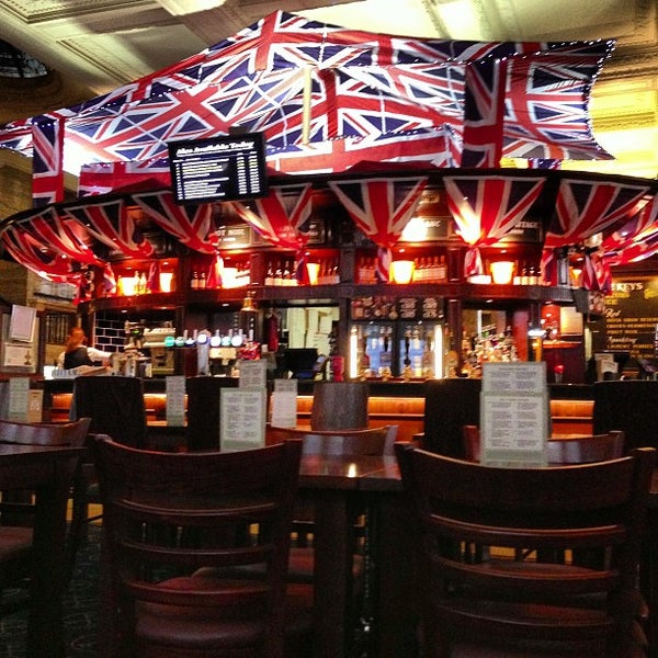 Foto diambil di The Crosse Keys (Wetherspoon) oleh Rowland W. pada 6/3/2013