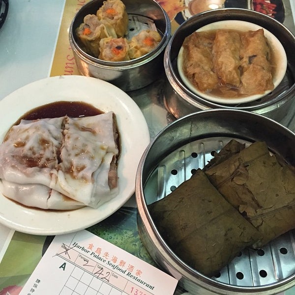 Das Foto wurde bei Harbor Palace Seafood Restaurant von Shari T. am 9/28/2014 aufgenommen