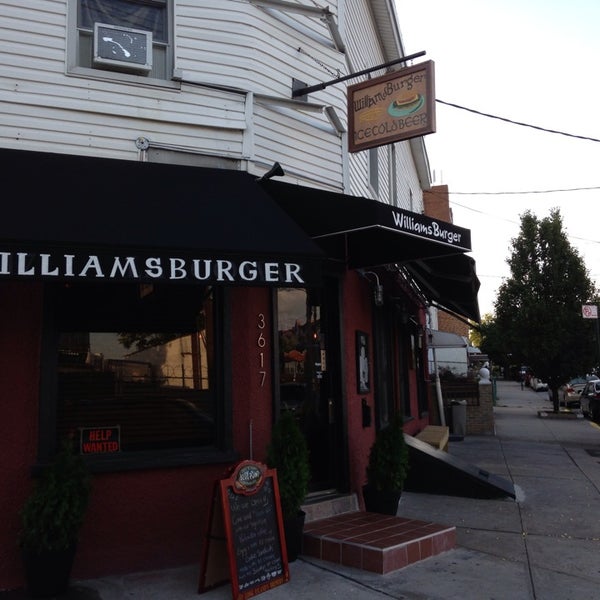 Foto tirada no(a) Williamsburger por T2 K. em 7/14/2013