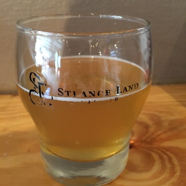 Foto tirada no(a) Strange Land Brewery por Debra P. em 7/22/2017