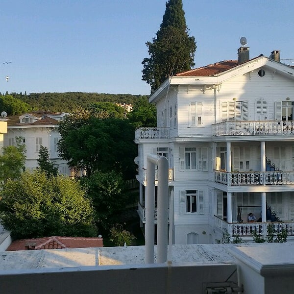 Das Foto wurde bei Büyükada White Palace Hotel von Merve Ü. am 7/15/2017 aufgenommen