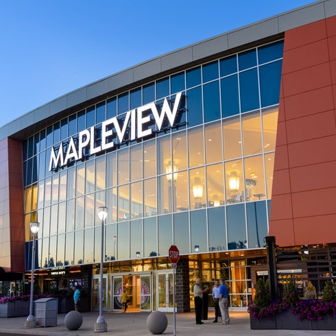 รูปภาพถ่ายที่ Mapleview Shopping Centre โดย Ivanhoe C. เมื่อ 11/24/2016