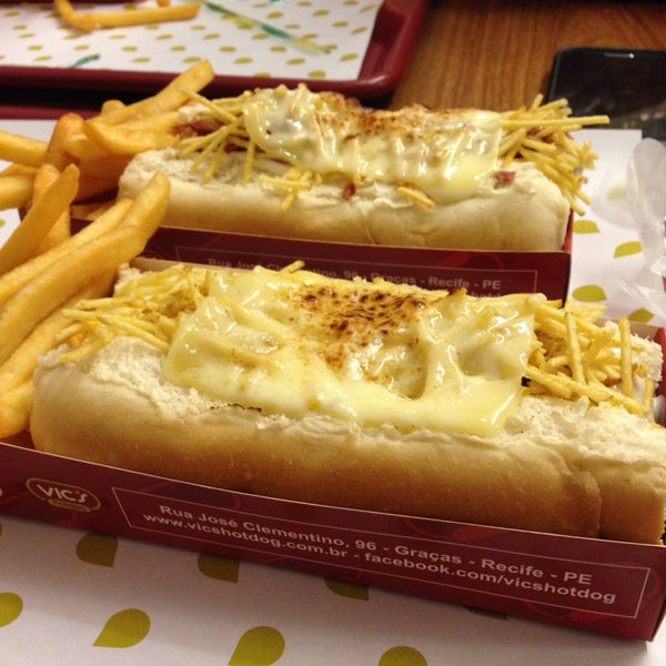 Снимок сделан в Vic&#39;s Hot Dog Gourmet пользователем Renato B. 3/9/2014