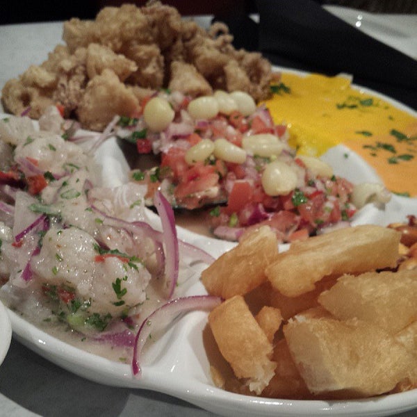 Foto diambil di Lola&#39;s Peruvian Restaurant oleh Renzie B. pada 1/3/2015