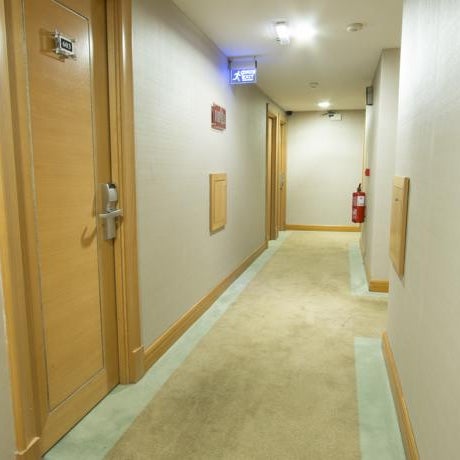 Çok temiz bir cihangir oteli bırakın yatakları banyoları koridorlar bile tertemiz. Benim gibi temizlik hastaları için ideal bir otel.