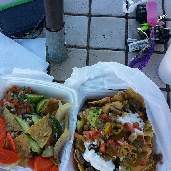 Foto scattata a Palmitos Mexican Eatery da Stephanie il 12/9/2014
