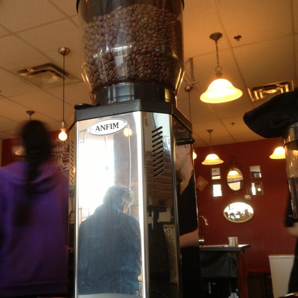 2/5/2013 tarihinde Russ Hayziyaretçi tarafından 2% Jazz Coffee'de çekilen fotoğraf