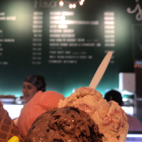Снимок сделан в Jeni&#39;s Splendid Ice Creams пользователем Gia N. 6/29/2019