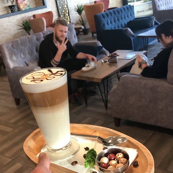 รูปภาพถ่ายที่ Mesken Cafe โดย Volkan Ö. เมื่อ 4/26/2018