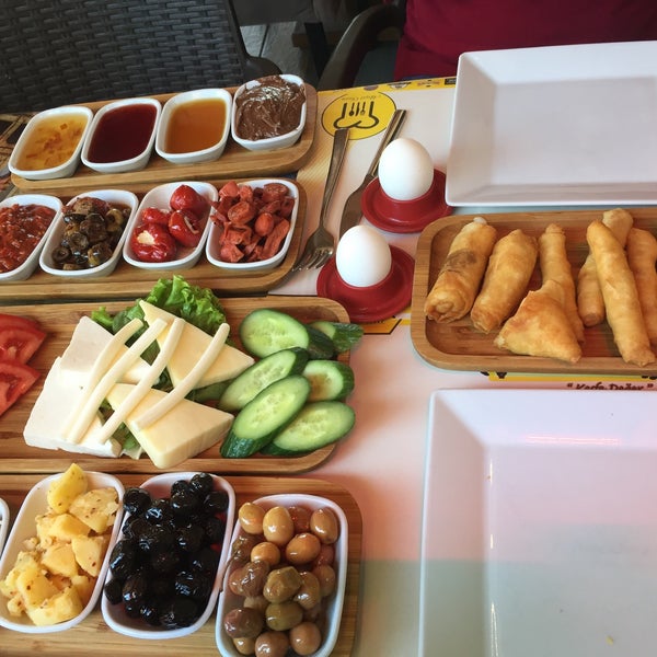 Das Foto wurde bei Kaşif Cafe / heykel von K ü r ş a T am 7/21/2019 aufgenommen