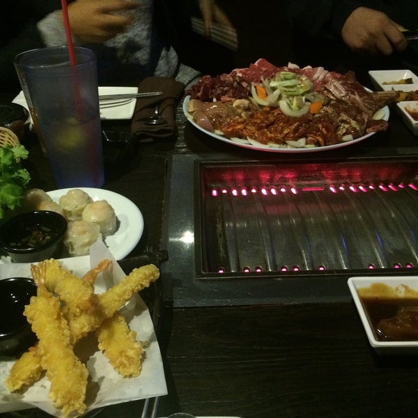Снимок сделан в Ohya Sushi, Korean Kitchen &amp; Bar пользователем Kim Kyra C. 12/5/2015