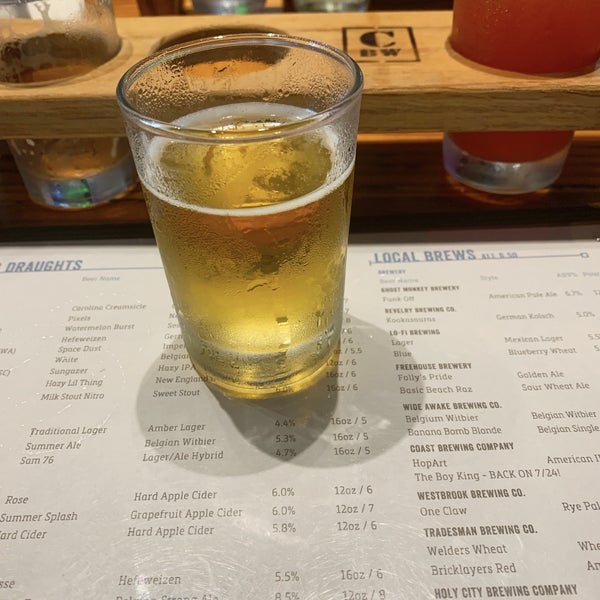 Foto scattata a Charleston Beer Works da Jessica il 7/19/2019