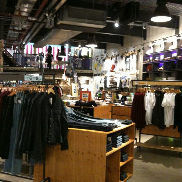 اضطراب لبديل الكاتب المسرحي levi's 