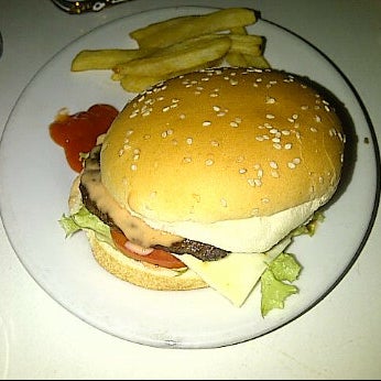 Foto scattata a Burger &amp; Grill da Gilang K. il 9/14/2012