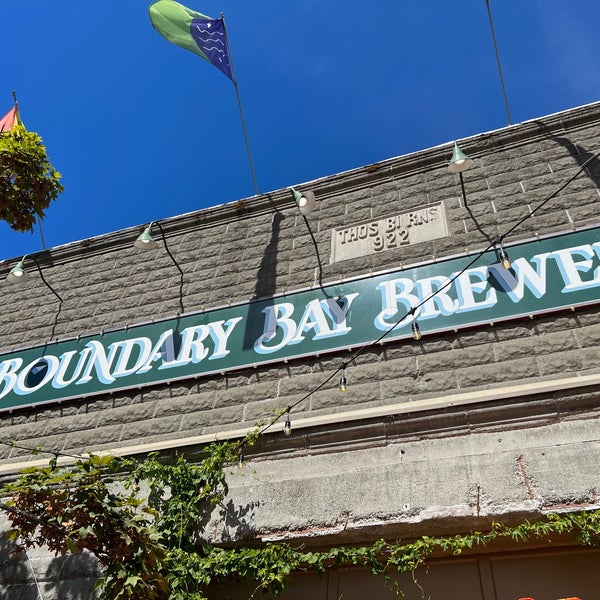 Foto tirada no(a) Boundary Bay Brewery por Nicolas W. em 8/15/2022