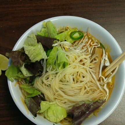 รูปภาพถ่ายที่ Kim Vu Vietnamese Cuisine โดย Elijah P. เมื่อ 10/21/2012