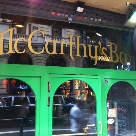 Foto tirada no(a) McCarthy&#39;s Bar por Philip A. em 9/26/2012