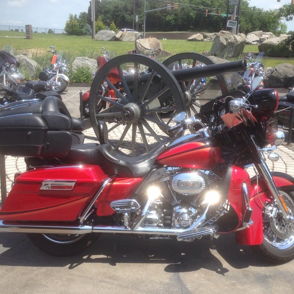 รูปภาพถ่ายที่ Battlefield Harley-Davidson โดย Hugh เมื่อ 6/22/2013