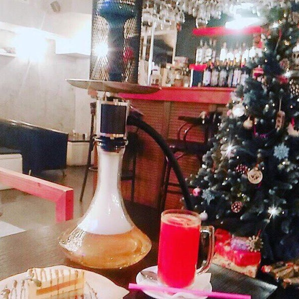 One of the best hookah places in Spb. Perfect shisha, burgers and pasta, cocktails and beer. Nice personal, English menu and nice prices:)