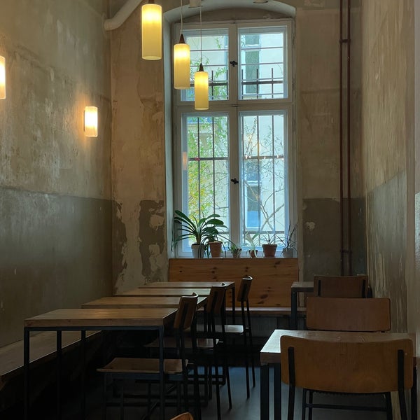 Foto diambil di Neumanns Café oleh dima b. pada 4/7/2022