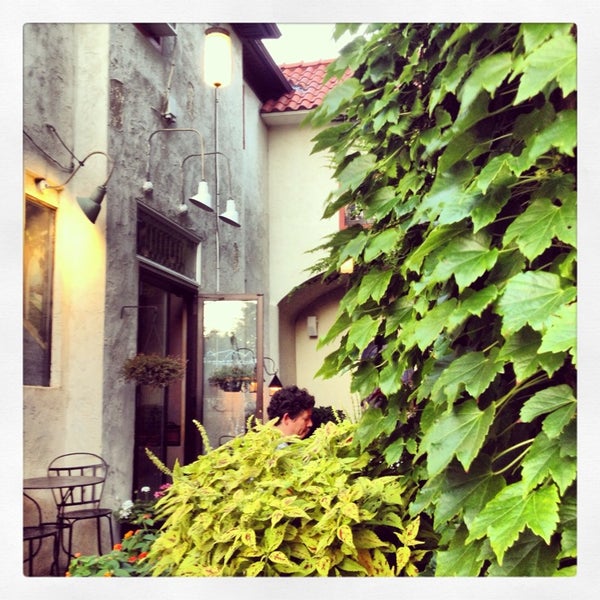 รูปภาพถ่ายที่ Sonny&#39;s Cafe โดย Meg เมื่อ 8/1/2013