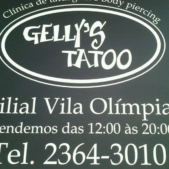 Photo prise au Gelly&#39;s Tattoo par Tati R. le12/13/2012