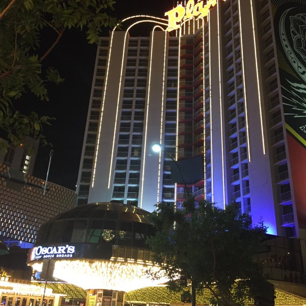 Foto tirada no(a) Plaza Hotel &amp; Casino por Darla em 4/26/2017