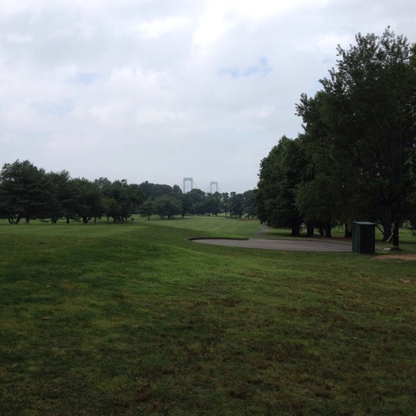 Foto tirada no(a) Clearview Park Golf Course por Garren D. em 7/13/2013