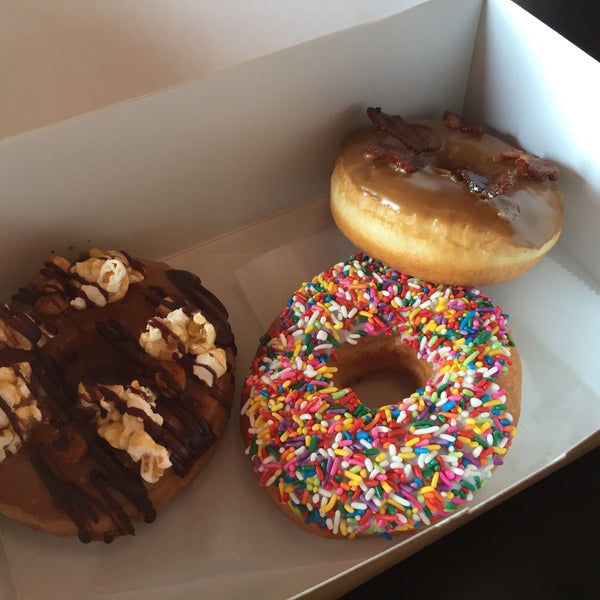 Foto scattata a Sugar Shack Donuts &amp; Coffee da Brian il 7/24/2016