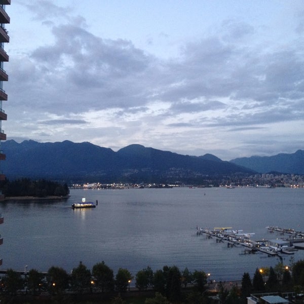 Foto scattata a Renaissance Vancouver Harbourside Hotel da Rachel il 9/1/2014