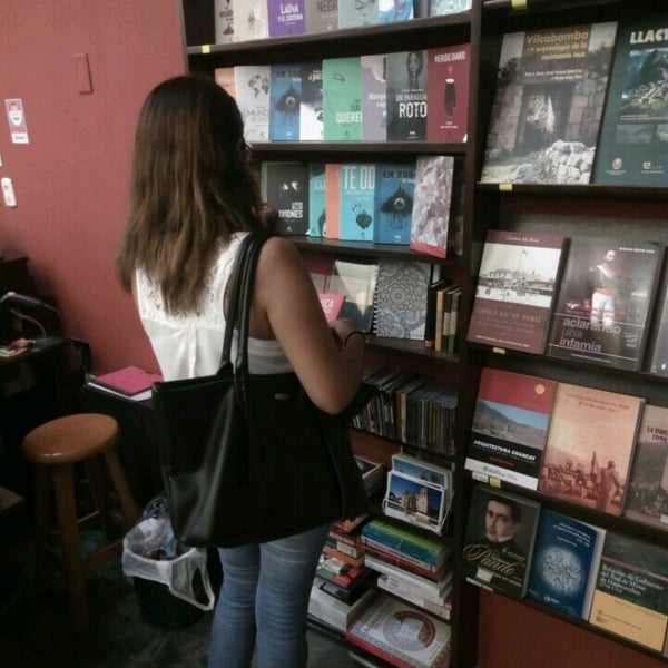 Foto diambil di Librería El Virrey oleh Fer J. pada 3/25/2017