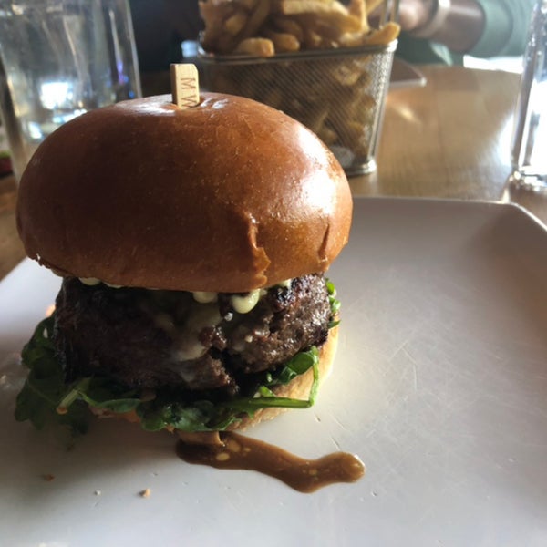 Foto scattata a 8oz Burger Bar da Gerald G. il 6/11/2018