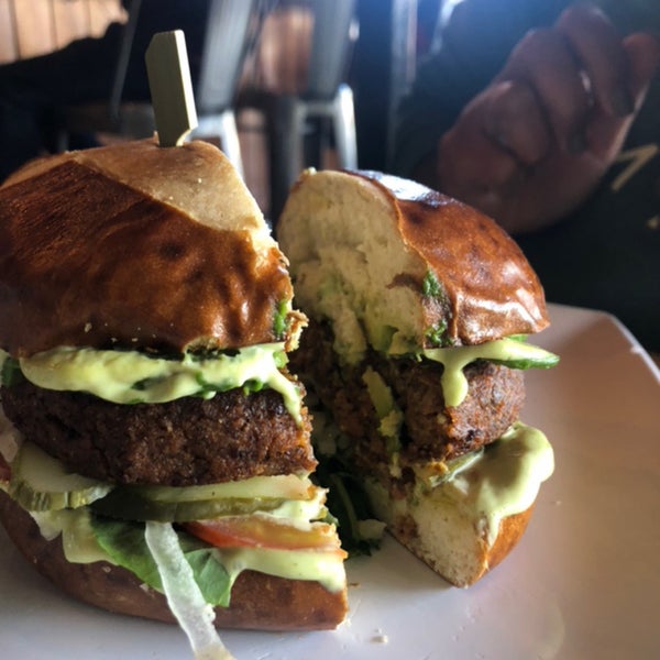 6/11/2018 tarihinde Gerald G.ziyaretçi tarafından 8oz Burger Bar'de çekilen fotoğraf
