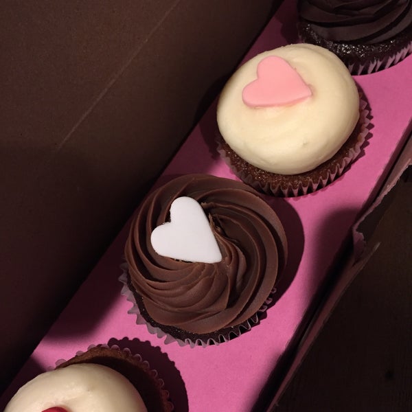 รูปภาพถ่ายที่ Kara&#39;s Cupcakes โดย Jackson S. เมื่อ 1/21/2015