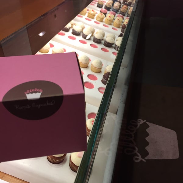 รูปภาพถ่ายที่ Kara&#39;s Cupcakes โดย Jackson S. เมื่อ 2/6/2015