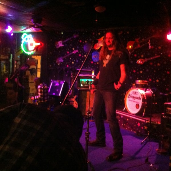 2/2/2013 tarihinde Chad S.ziyaretçi tarafından Dan Electro&#39;s Guitar Bar'de çekilen fotoğraf