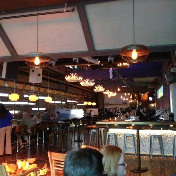 Foto diambil di The Lodge Bar + Grill oleh Ryan K. pada 9/14/2013