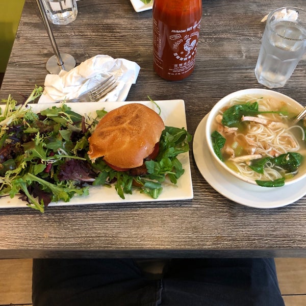 11/29/2018 tarihinde Jono K.ziyaretçi tarafından Sprout Cafe'de çekilen fotoğraf