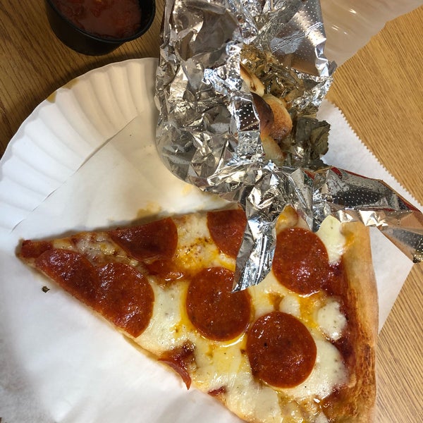 7/13/2019 tarihinde Jono K.ziyaretçi tarafından Vinnie&#39;s Pizzeria'de çekilen fotoğraf
