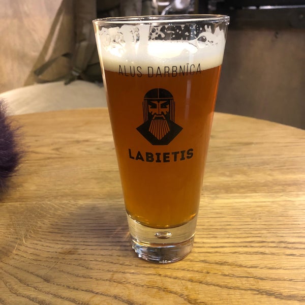 10/27/2018 tarihinde Lee W.ziyaretçi tarafından Labietis atzars Centrāltirgū | Labietis Central Market Beer Branch'de çekilen fotoğraf