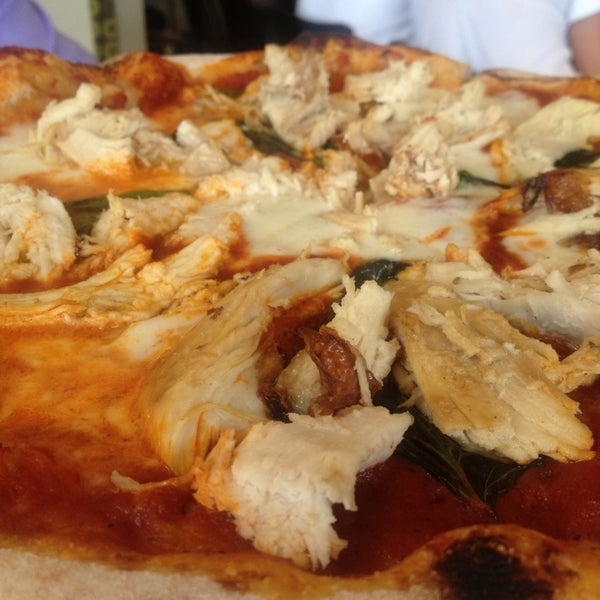 7/7/2013 tarihinde Stephanie B.ziyaretçi tarafından Pizzeria Solario'de çekilen fotoğraf