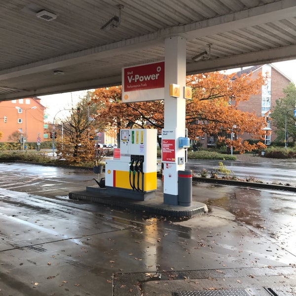 Photo taken at Shell by Stefan M. on 11/13/2018