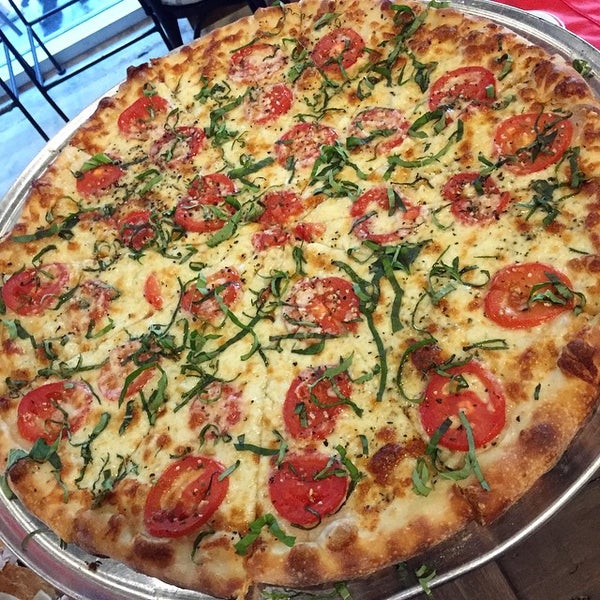 6/10/2015 tarihinde Becca F.ziyaretçi tarafından Salvation Pizza'de çekilen fotoğraf