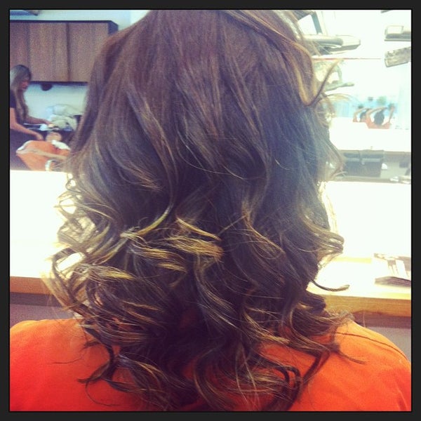 รูปภาพถ่ายที่ Kaze Hair Studio โดย Carolini G. เมื่อ 5/25/2013