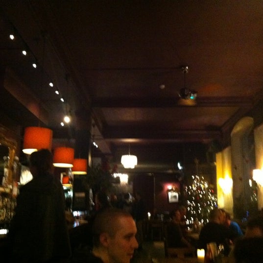 Foto tomada en The Oxford Tavern  por Dima G. el 12/22/2012