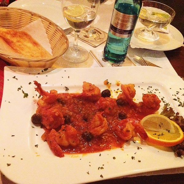 Foto diambil di Restaurant Dubrovnik Stellingen oleh P4ch4riyaholic pada 12/31/2013