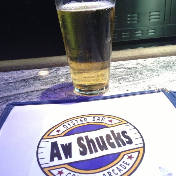 รูปภาพถ่ายที่ Aw Shucks Oyster Bar &amp; Arcade โดย MaRico เมื่อ 5/15/2013