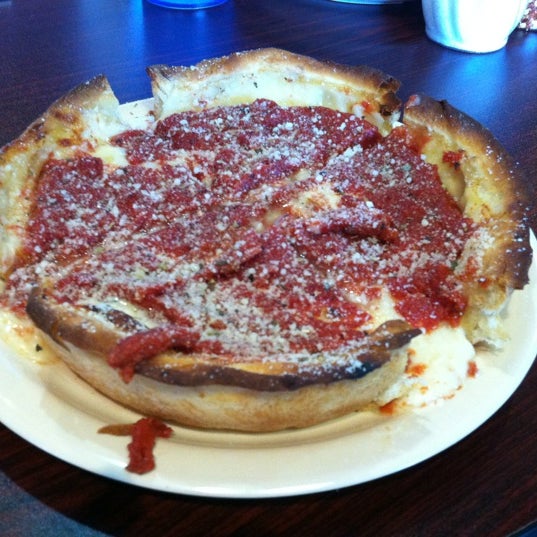 Снимок сделан в Nancy&#39;s Chicago Pizza пользователем Pete K. 10/17/2012