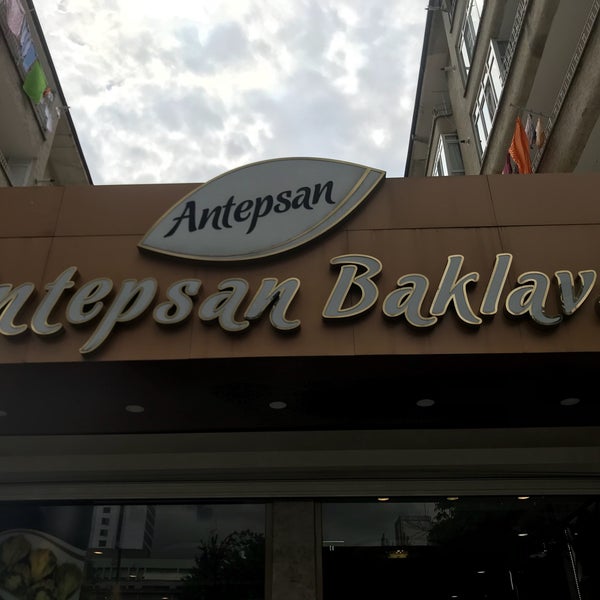 Foto tirada no(a) Antepsan Baklava por İcer ➰ em 5/12/2018
